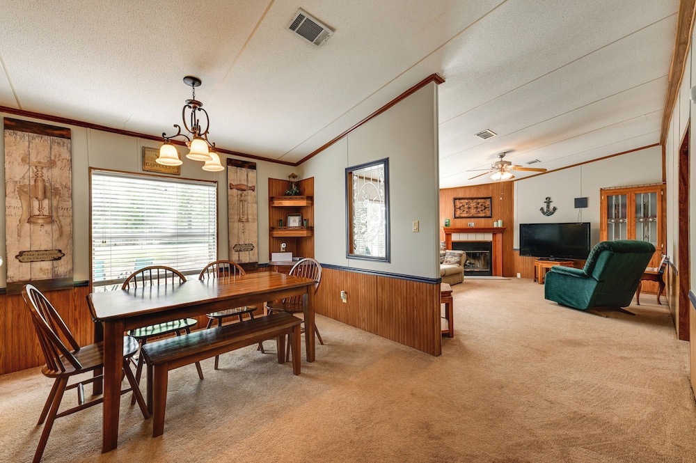 5 Blocks to Beach Access: Sanders Island Getaway!