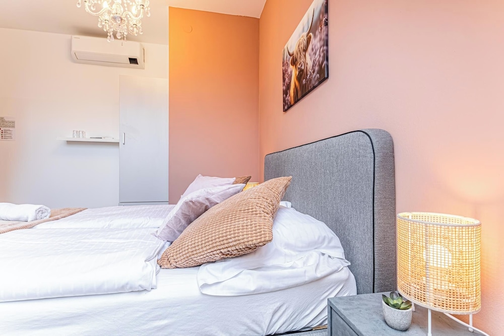 Stunning 12BR Floor For 24 People