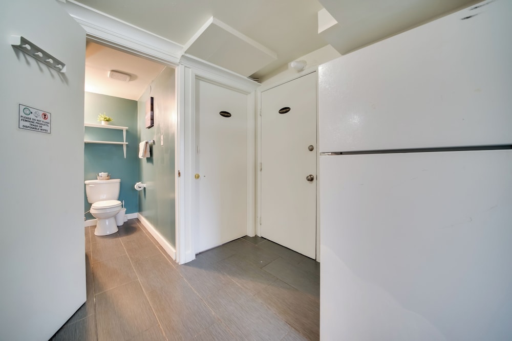 6 Mi to Downtown Seattle: Peaceful Apt w/ Patio