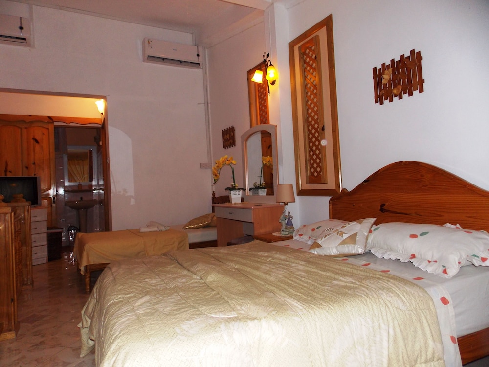 Le Manoir Guest House