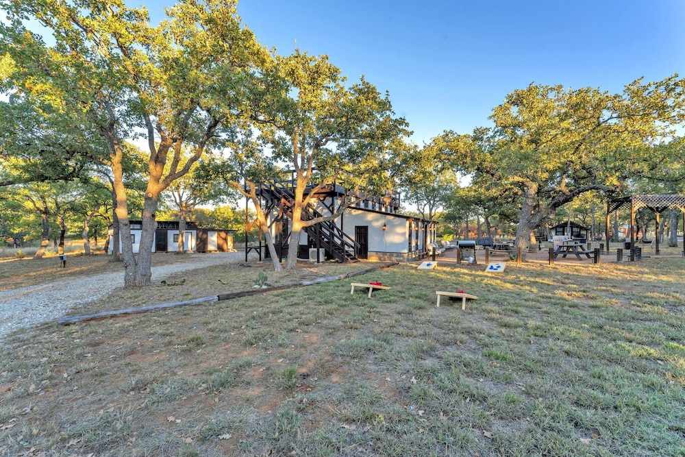 Tranquil Retreat W/hot-tub 10-mins to Downtown!