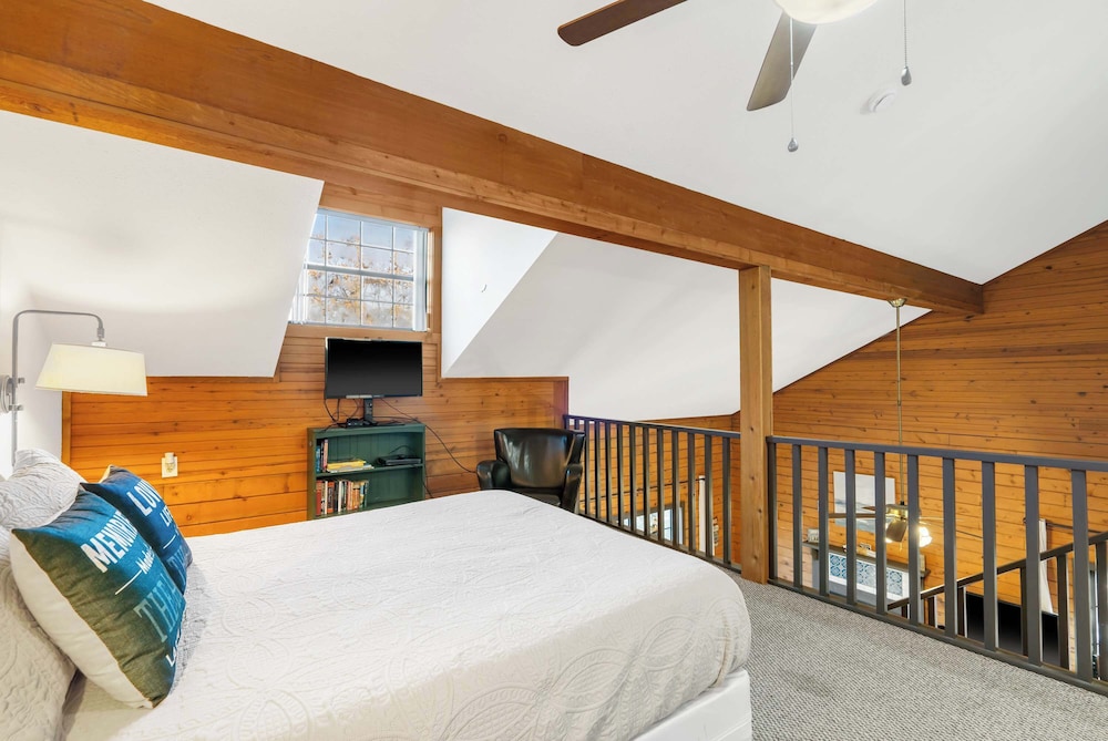 Rustic Shore Cabin Stay for 6
