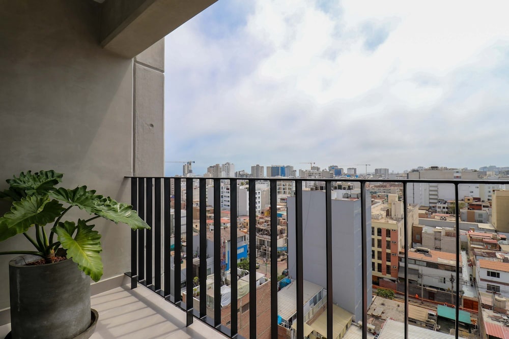 w Spectacular 2BR With Balcony in Miraflores