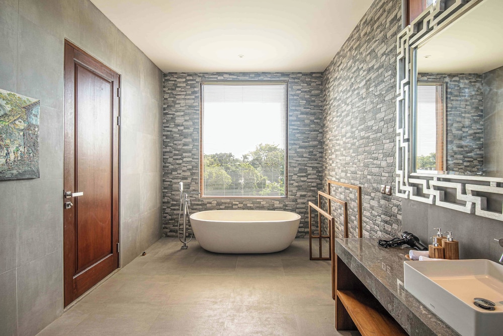 Luxury 5-bedroom Canggu Beach Villa With Scenic Ri