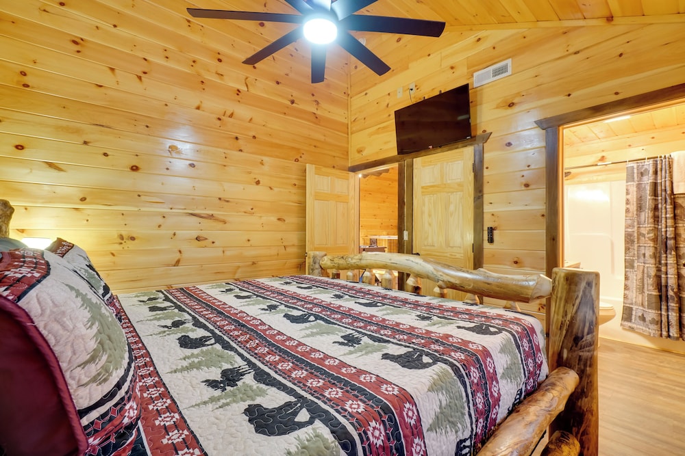12 Mi to Gsmnp: Cabin w/ Game Room in Sevierville