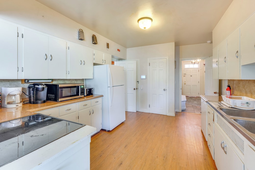 Pet Friendly: Historic East Stroudsburg Manor