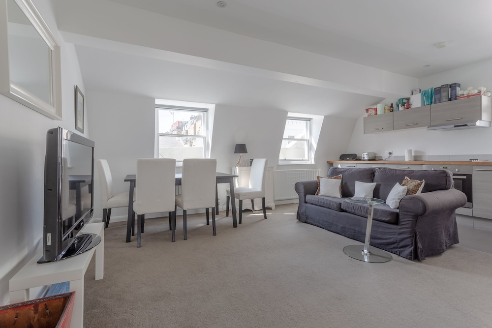 Bright & Airy 1 Bedroom Apartment in Central London