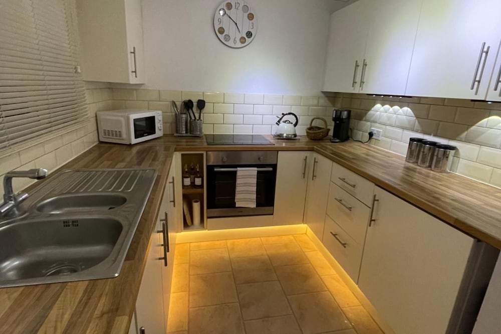 3 Bed House - Sleeps 5 - Garden - Parking - Wifi