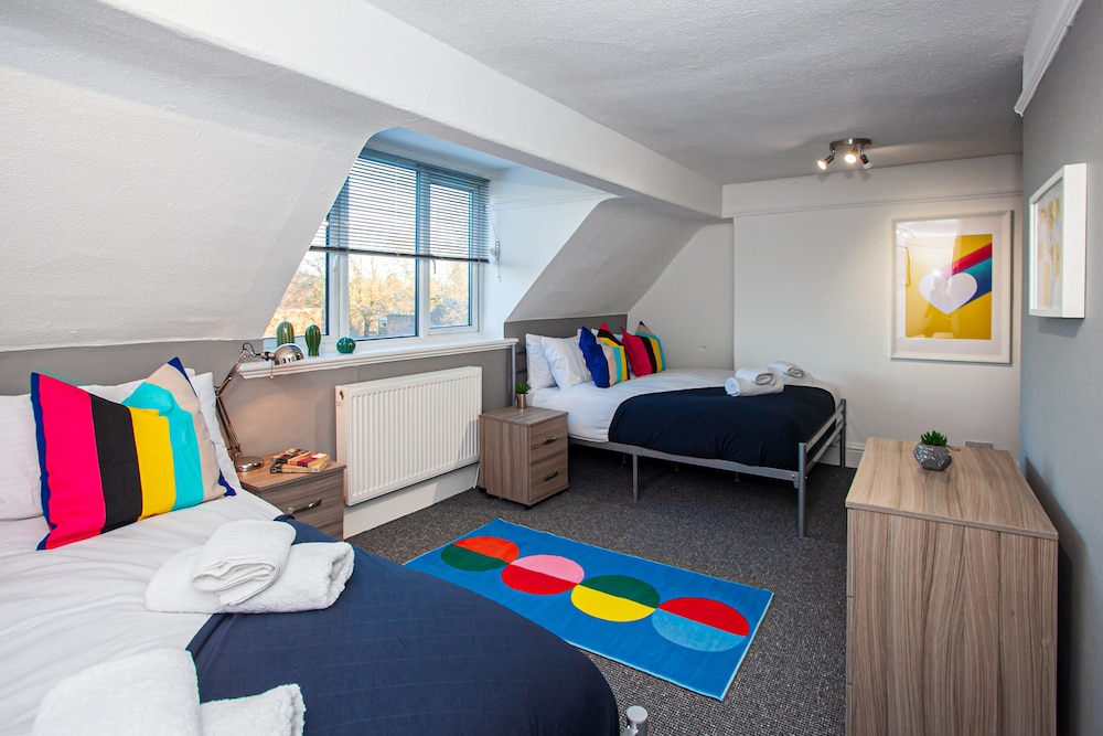 The Manchester Pad - Sleeps 12 view 3