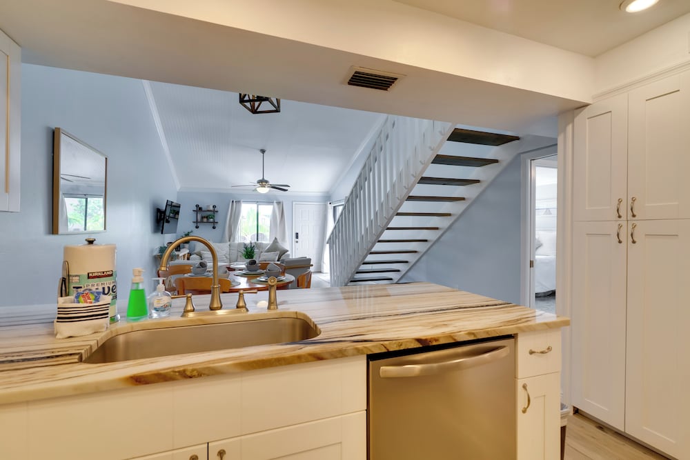 7 Mi to River District & Beach: Fort Myers Retreat
