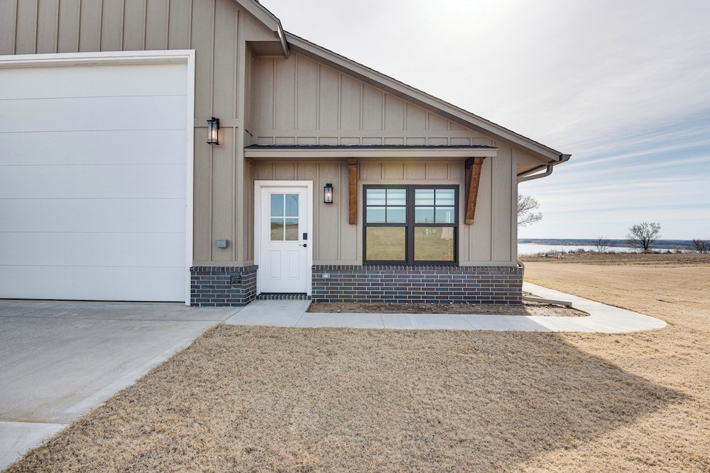 Family-friendly Apt w/ Lake Views in Ponca City!