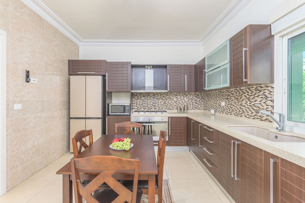 Glint 3-Bedroom Apartment & Balcony in Aley