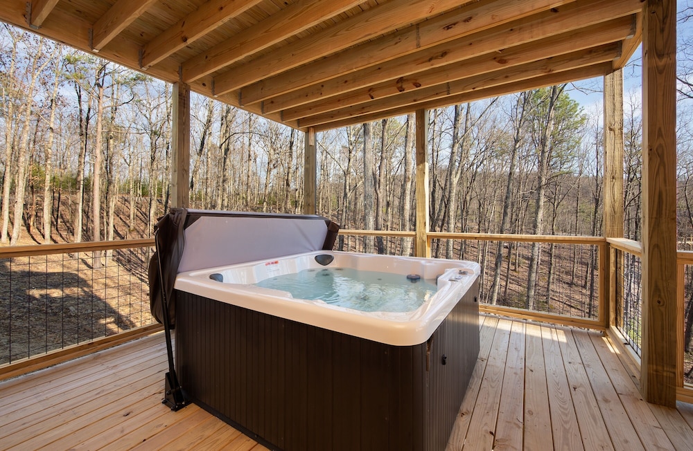 Iron Mountain Lodge 4 Bedroom Cabin by RedAwning view 4