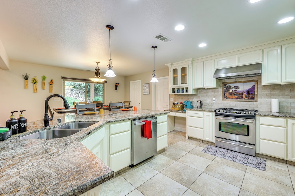 Hot Tub, Games & Sports: Luxury Yosemite Escape