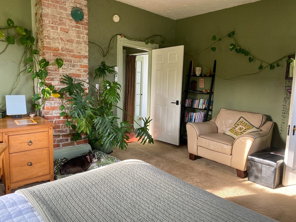 Victorian on Garden Best Location in Town