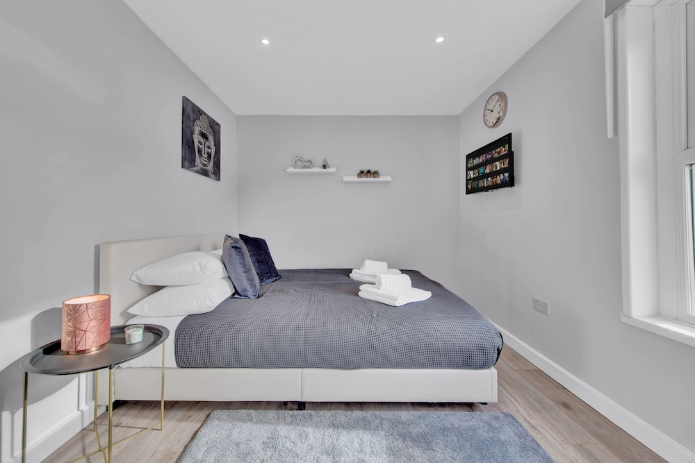 Lovely 1-bed Studio in West Drayton view 3