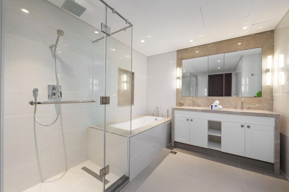 Ultra Chic High-floor Apt w Direct Burj Khalifa Fountains Views
