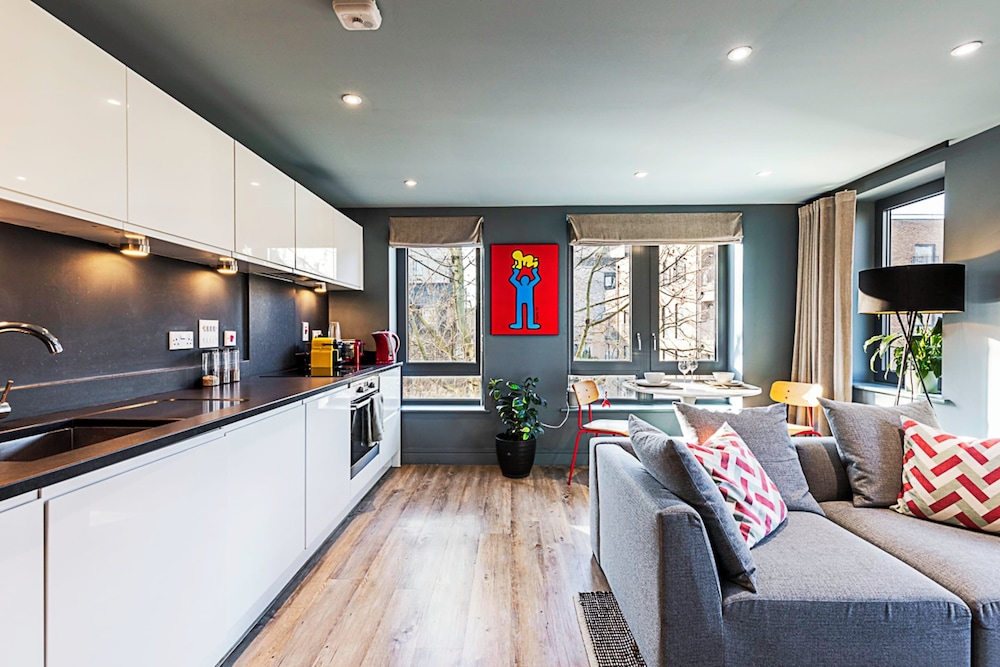 Bermondsey Bliss: Views, Comfort, and City Access!