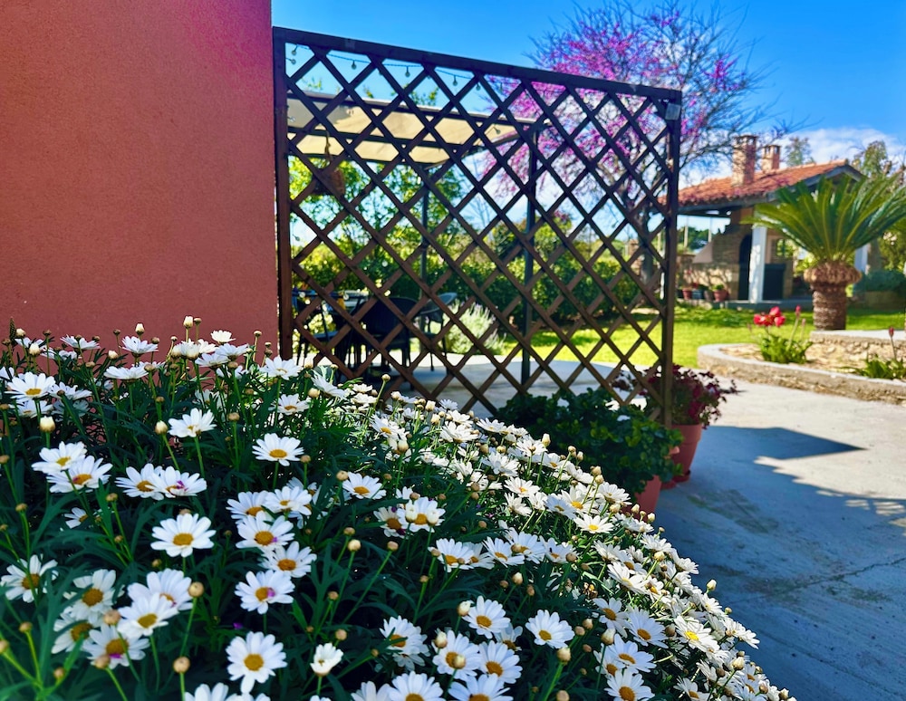 Genari Beach Apartments Garden View Retreat