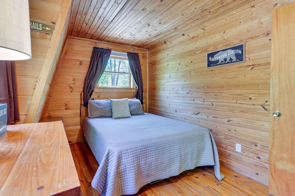 Comfy Taswell Cabin Rental - Community Amenities! view 4
