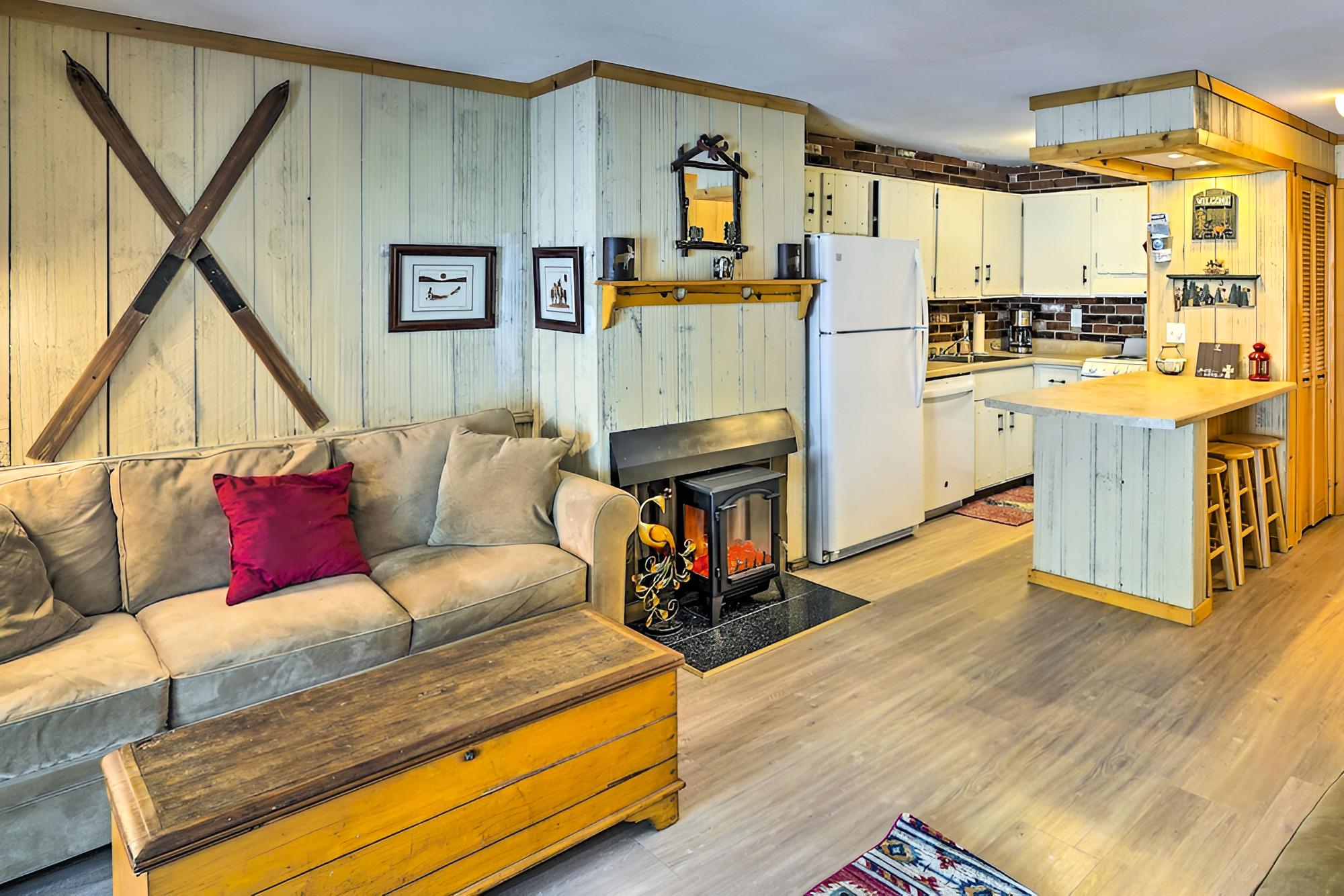 Cozy Mount Snow Condo w/ Shuttle: 1 Mi to Slopes! view 4