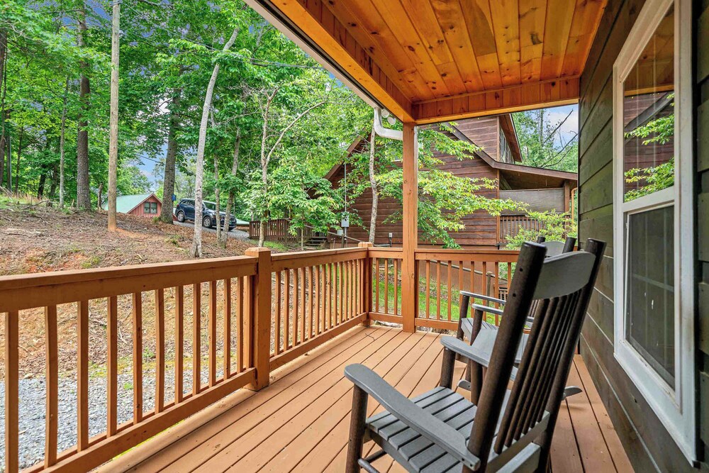 New Listing - Luxurious Mountain Home for 8 With Amenities