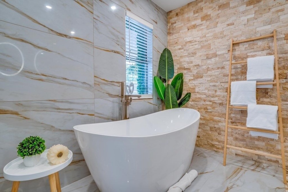 Fox Garden Luxury Boho Near Downtown & Beach 4 Bedroom Home