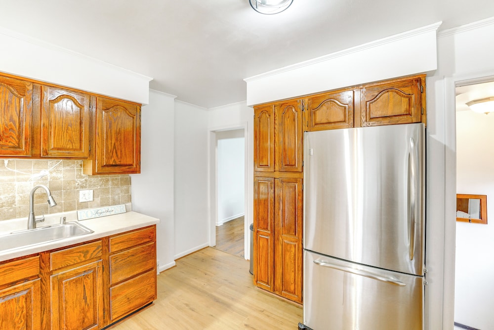 13 Mi to Downtown Detroit: Bright Home