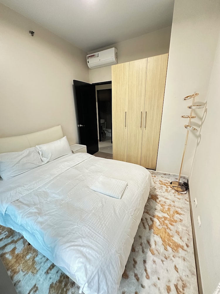 Luxury Penthouse & High-Floor Hotel near City of Dreams, Airport, Okada, and Solaire Casino