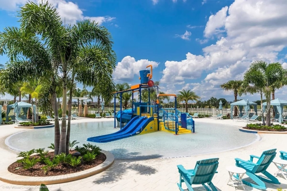 Coconut Breeze Resort Home Near Parks 25 Guests Located in Solara Resort
