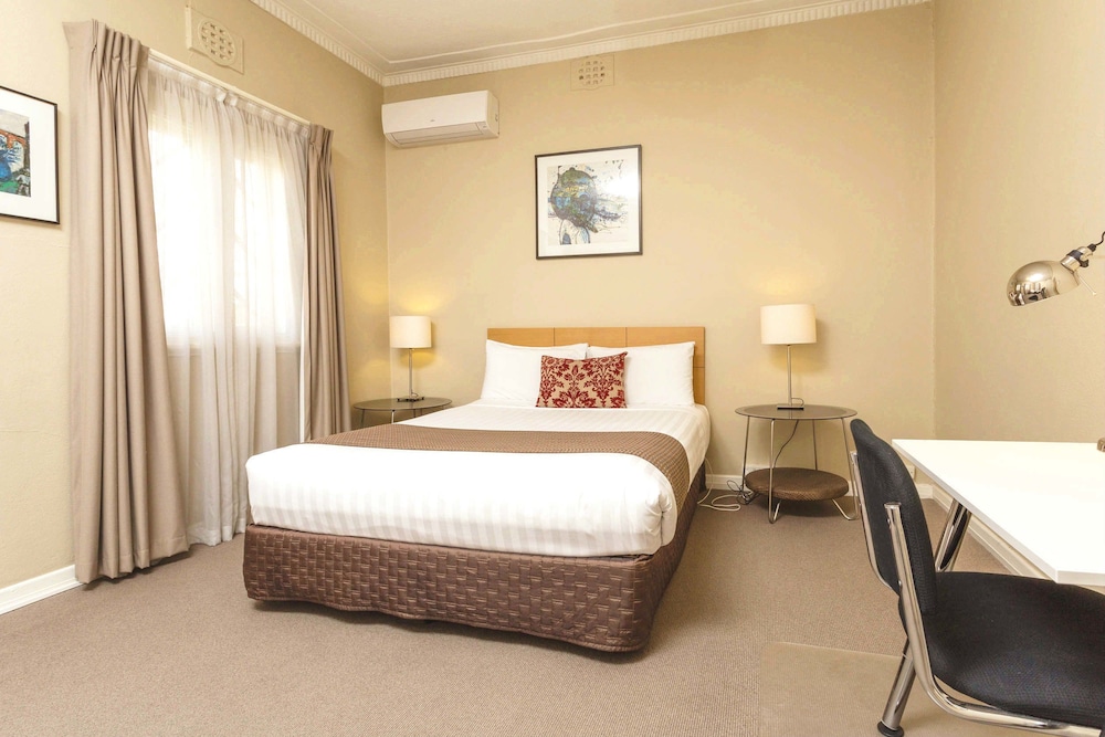 Globe Apartments