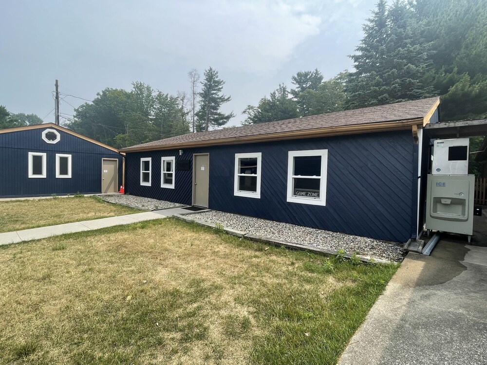 Lake Bluff Inn and Suites