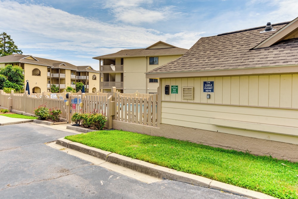 5 Mi to Cherry Grove Beach: Dog-friendly Condo!