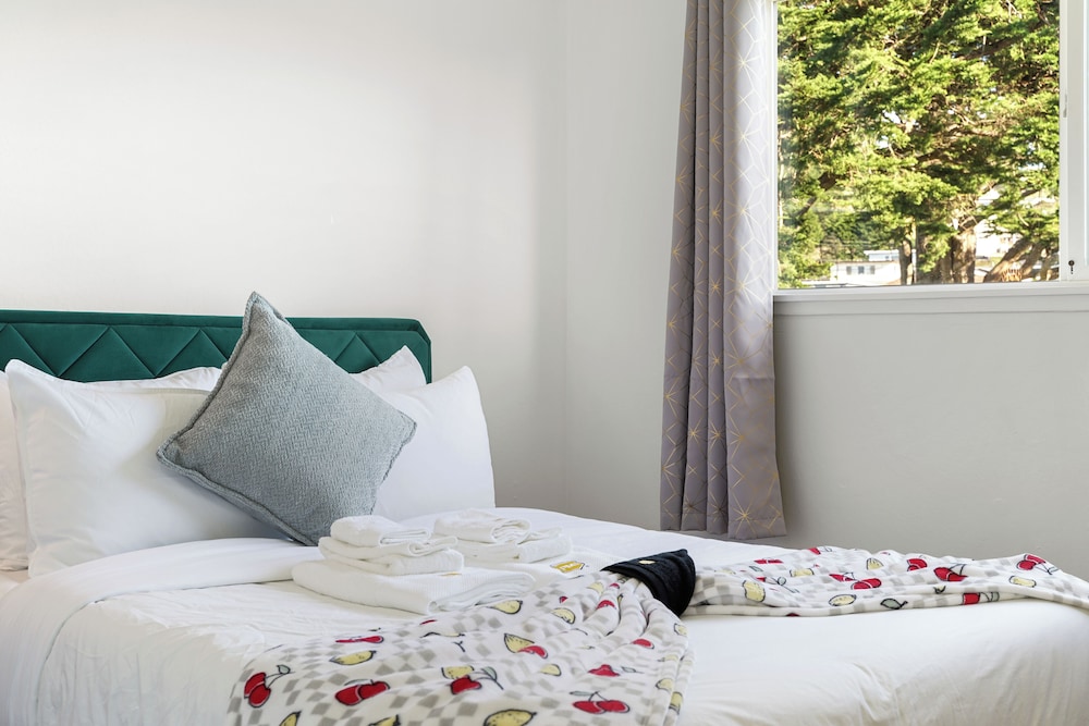 Charming 2BR Coastal Getaway in Pacifica