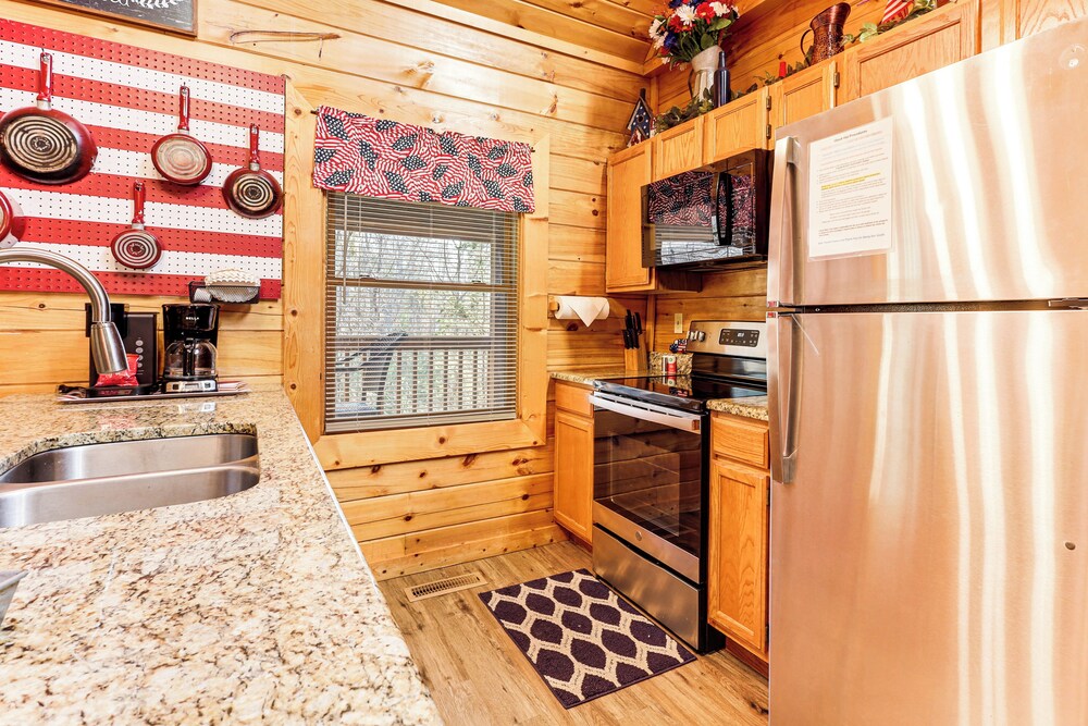 Cabin w/ Deck, Hot Tub & Douglas Lake Resort Perks