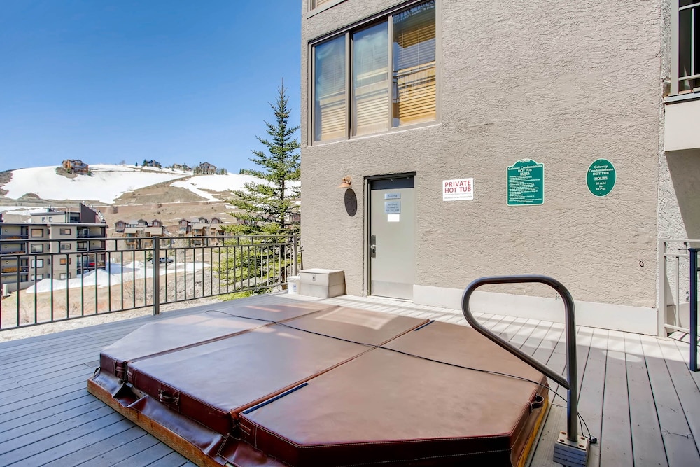 Updated 1 Br - Ski-in/ski-out Access 1 Bedroom Condo - No Cleaning Fee! by RedAwning