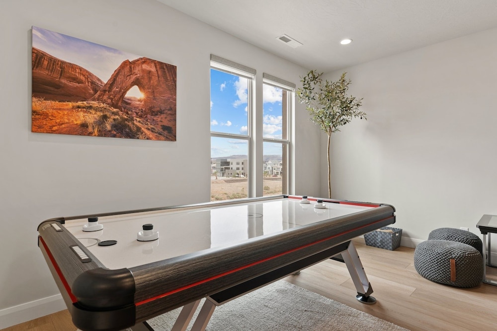 Canyon Country Oasis 6 Bedroom Townhouse