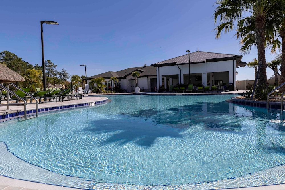 Stylish 4BR Pool Townhome Storey Lake