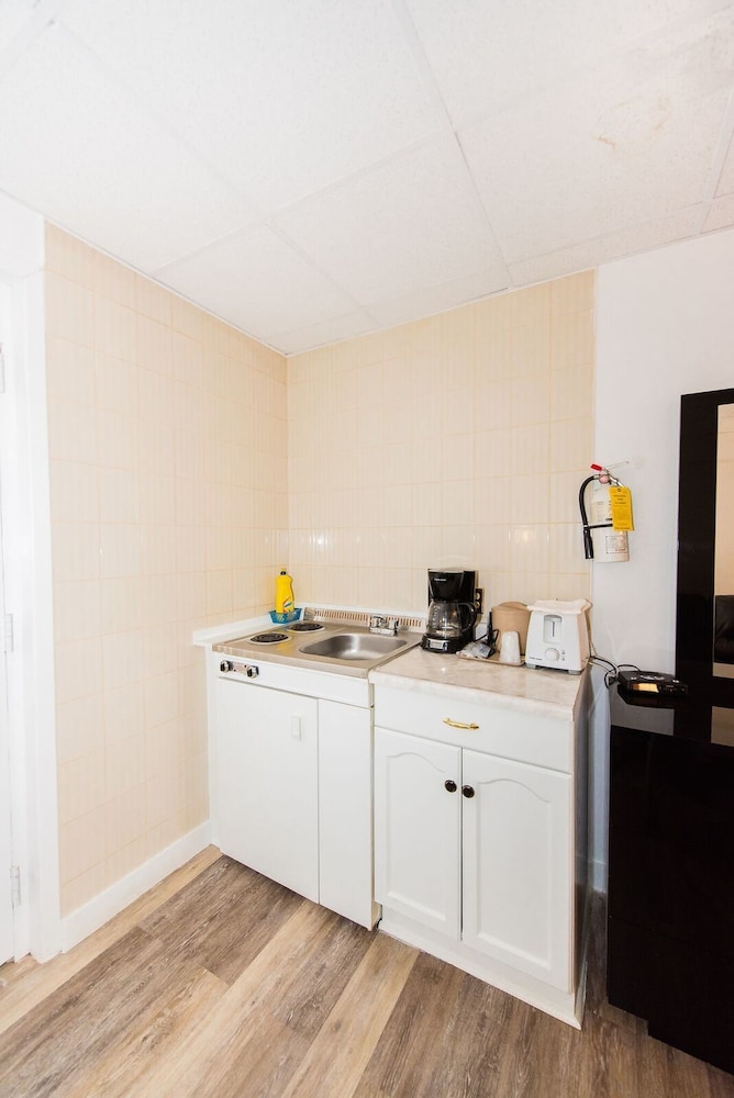 Niagara Parkway Court Motel - Image 2