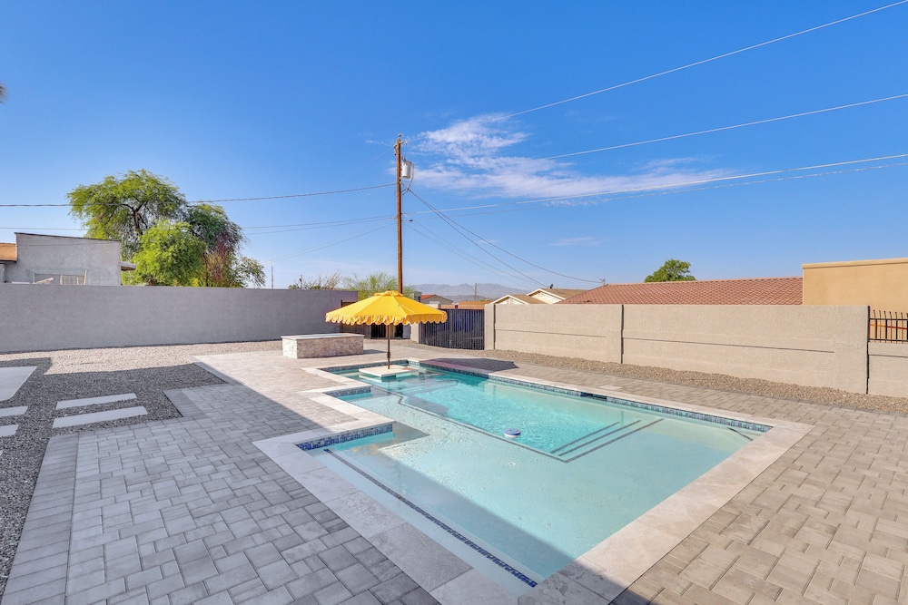 2 Mi to Windsor Beach! Updated, Sleek Family Home