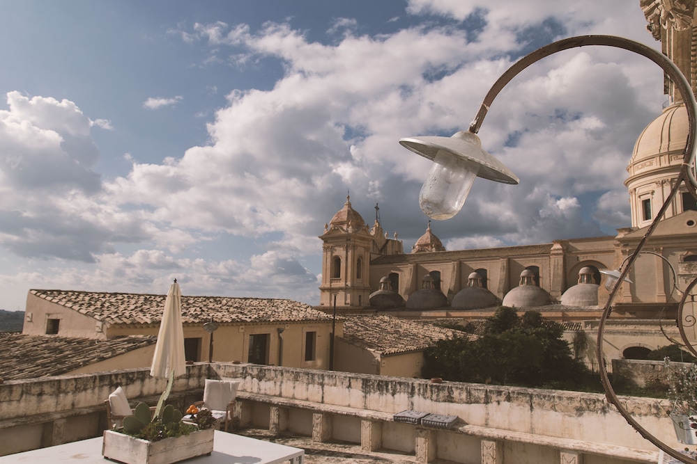 Hotel Palazzo Trigona Suite - Image 1