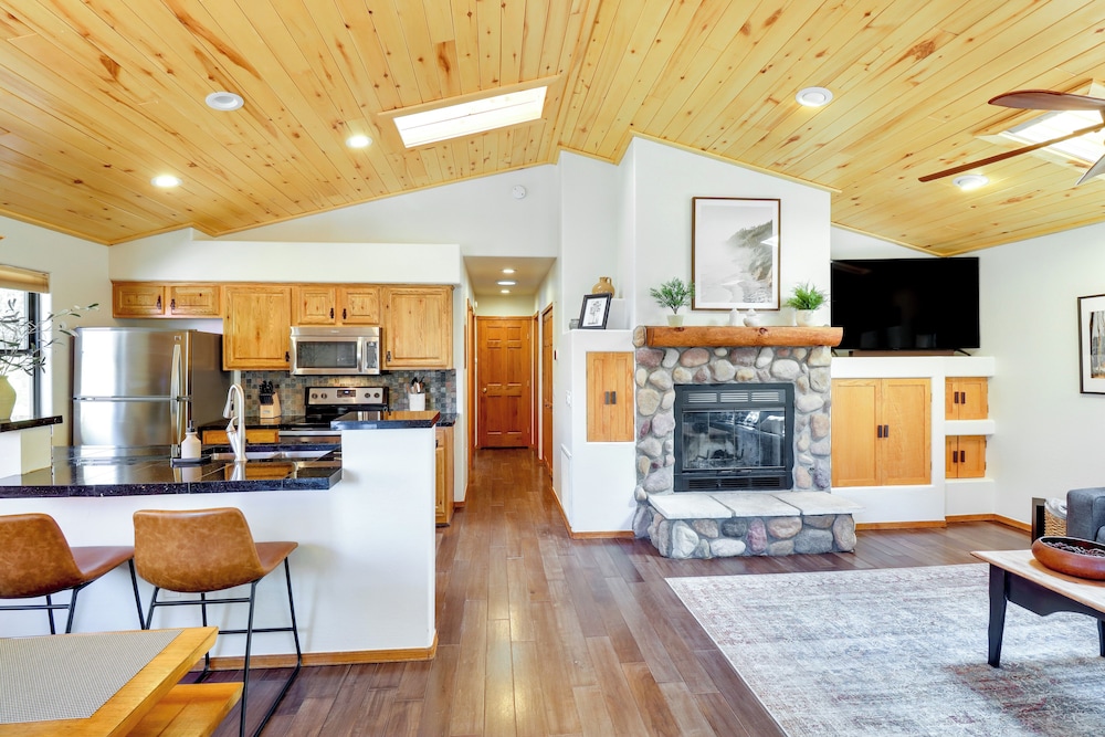 Pet-friendly Show Low Cabin w/ Patio & Gas Grill!