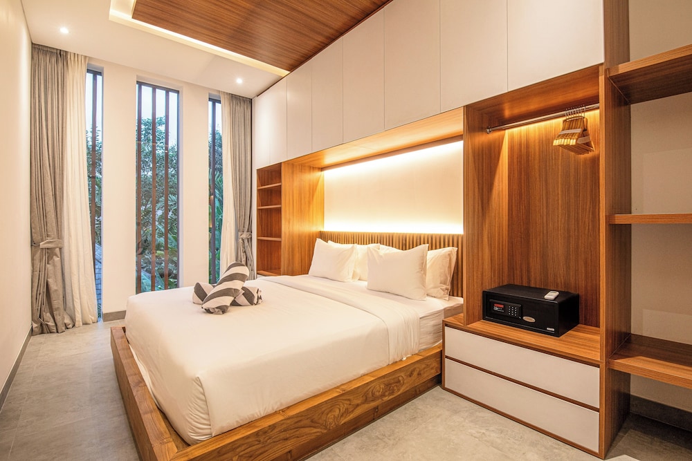 Elegant 5BR Canggu Villa 400m to Pristine Beach