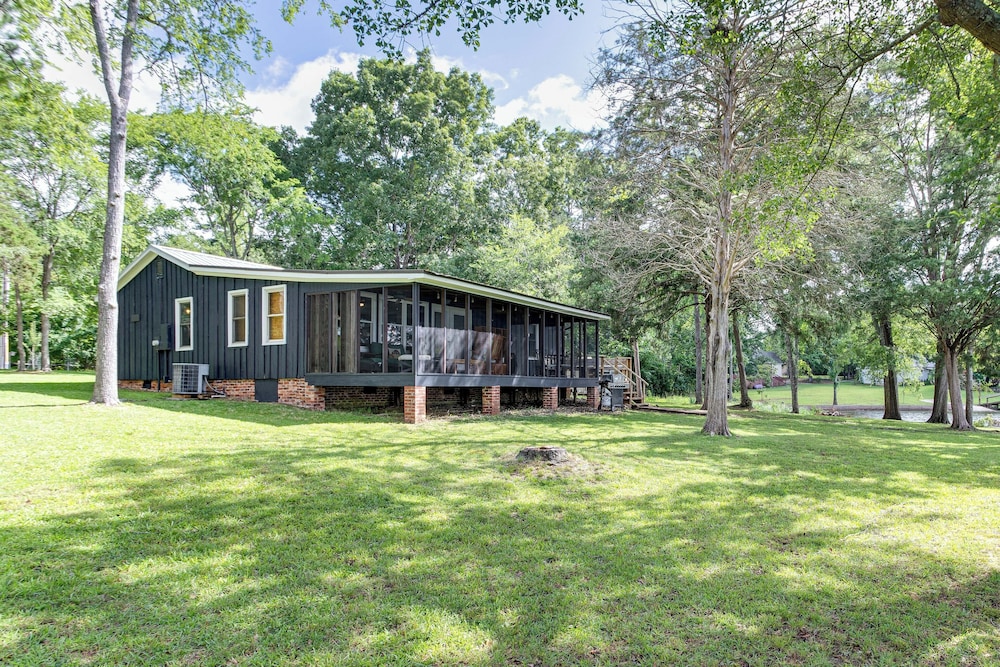 Lake Wateree Retreat: Dock & Screened Porch!
