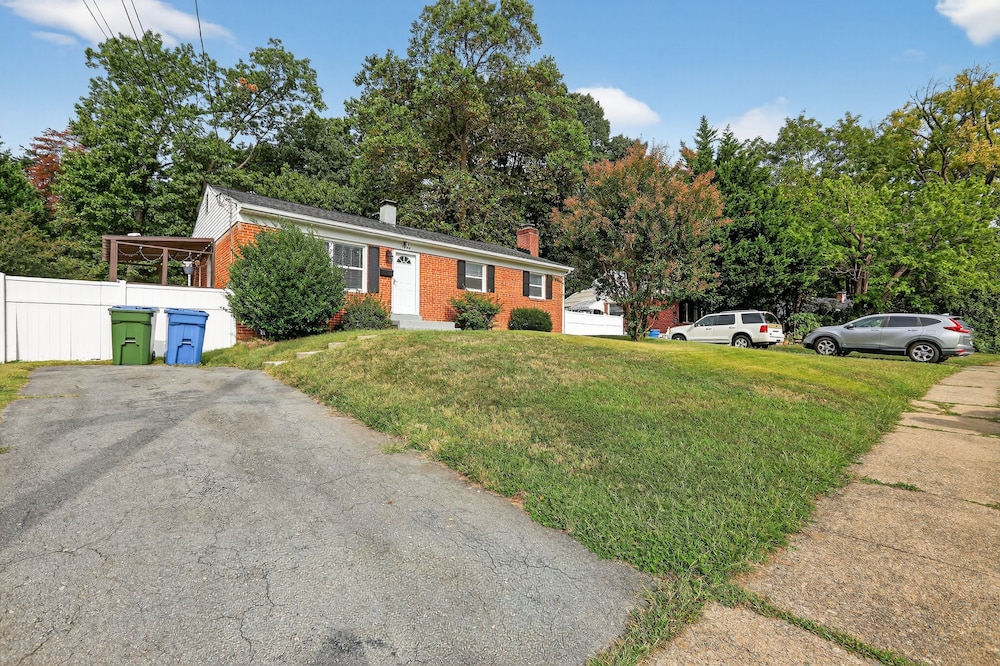 Spacious Getaway Near Dc & Potomac River 3 Bedroom Home