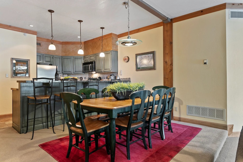 Powder Run at Deer Valley Resort - Two Bedroom Condo with Hot Tub #A13 2 Condo