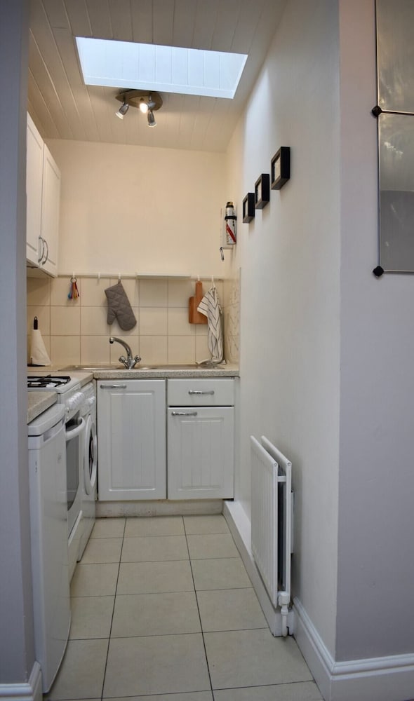 Charming 2 Bedroom Cottage in Central Location