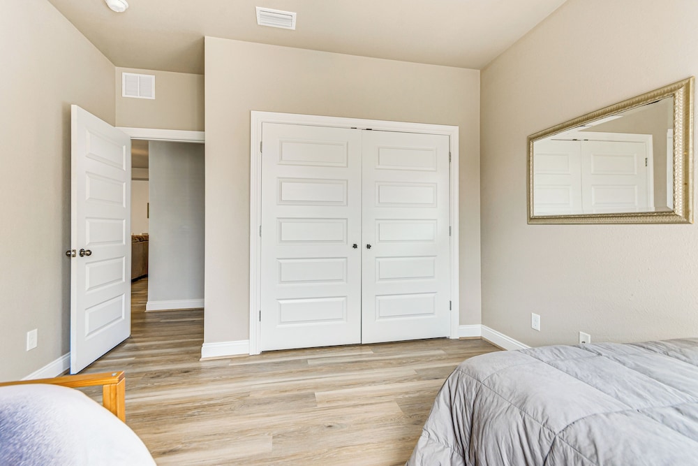 6 Mi to Navarre Beach: Spacious Family Retreat!