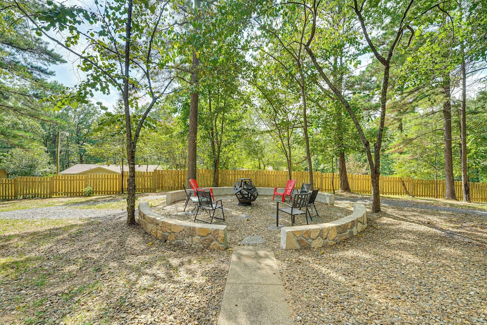 Hike, Fish & Unwind: Cabin w/ Yard in Broken Bow!