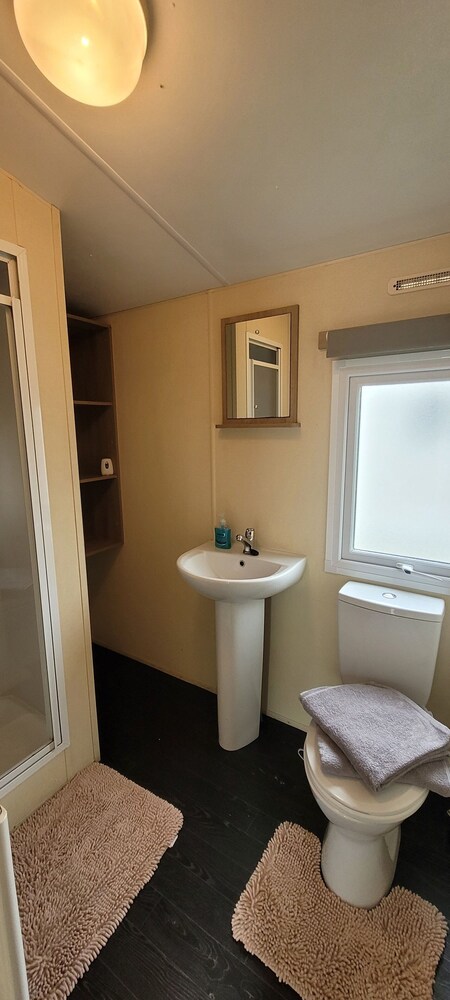 Stunning Holiday Home Beautiful Lakeside Views 15 Mins From Goodwood